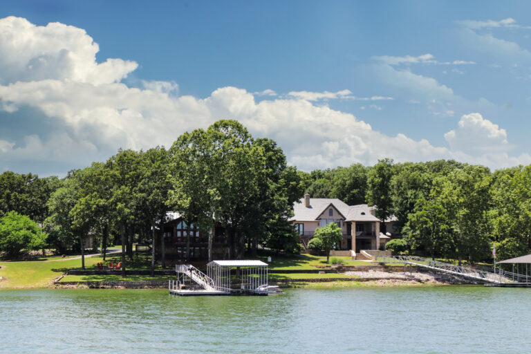 nowoczesny dom z widokiem na jezioro