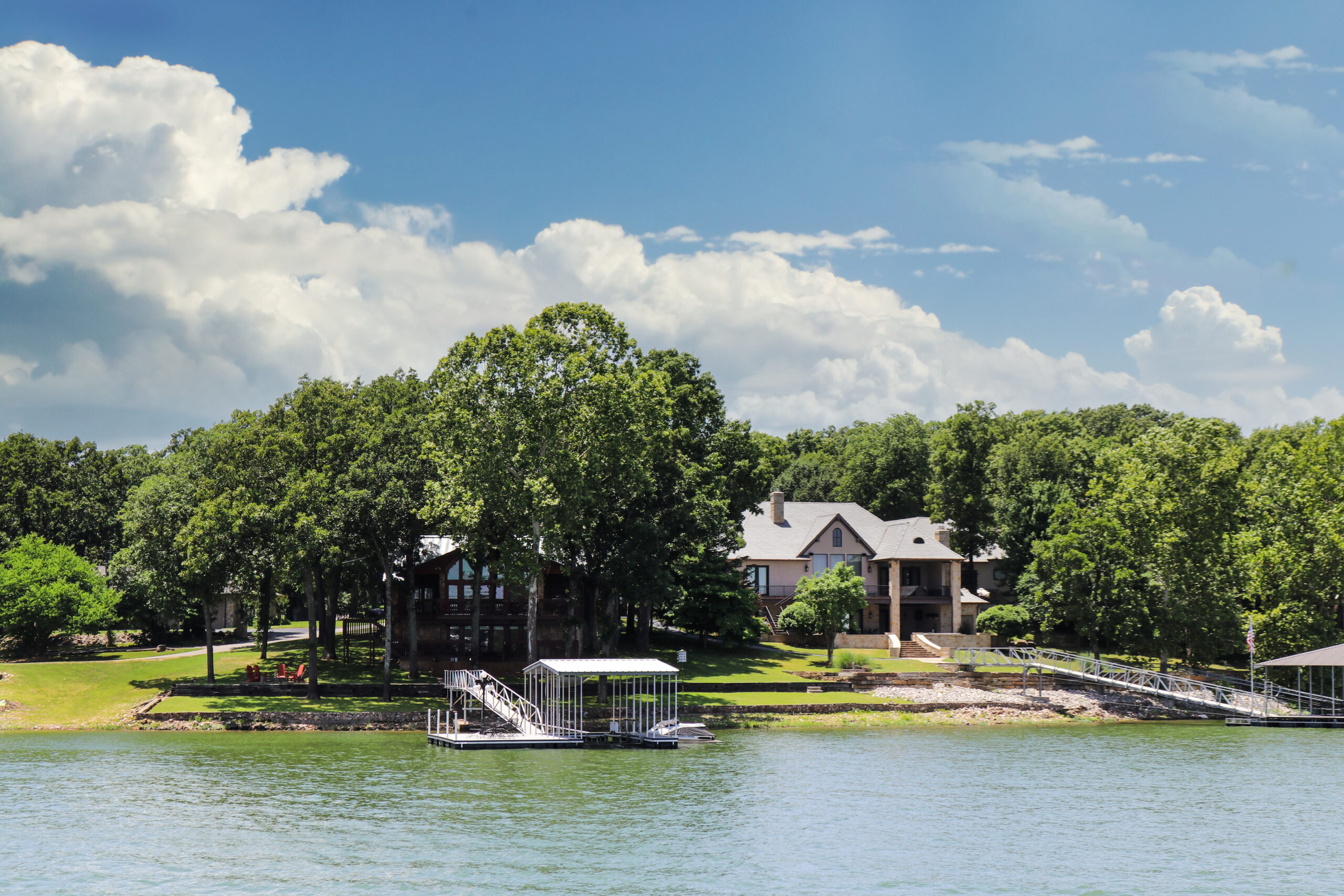 nowoczesny dom z widokiem na jezioro