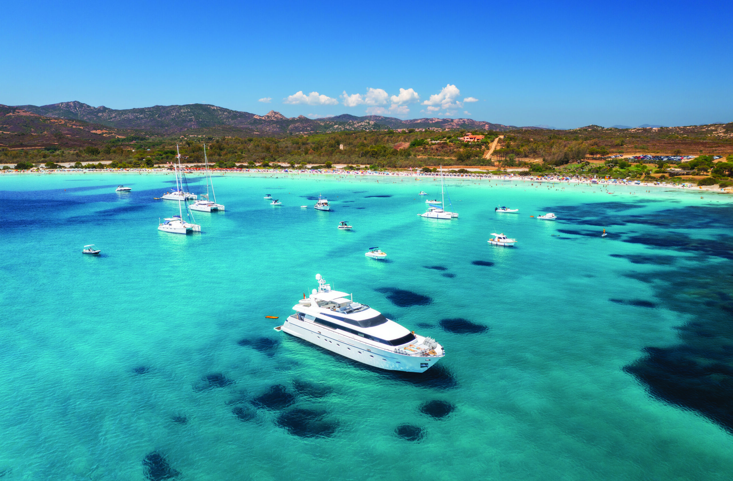 jachty na krystalicznie czystym morzu