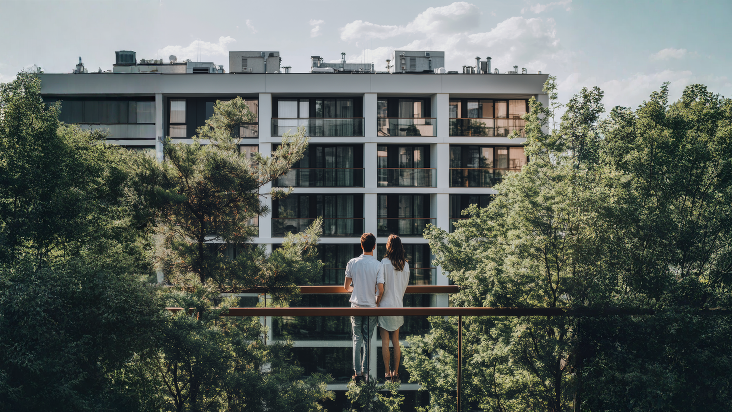 widok na nowoczesny apartamentowiec w otoczeniu drzew