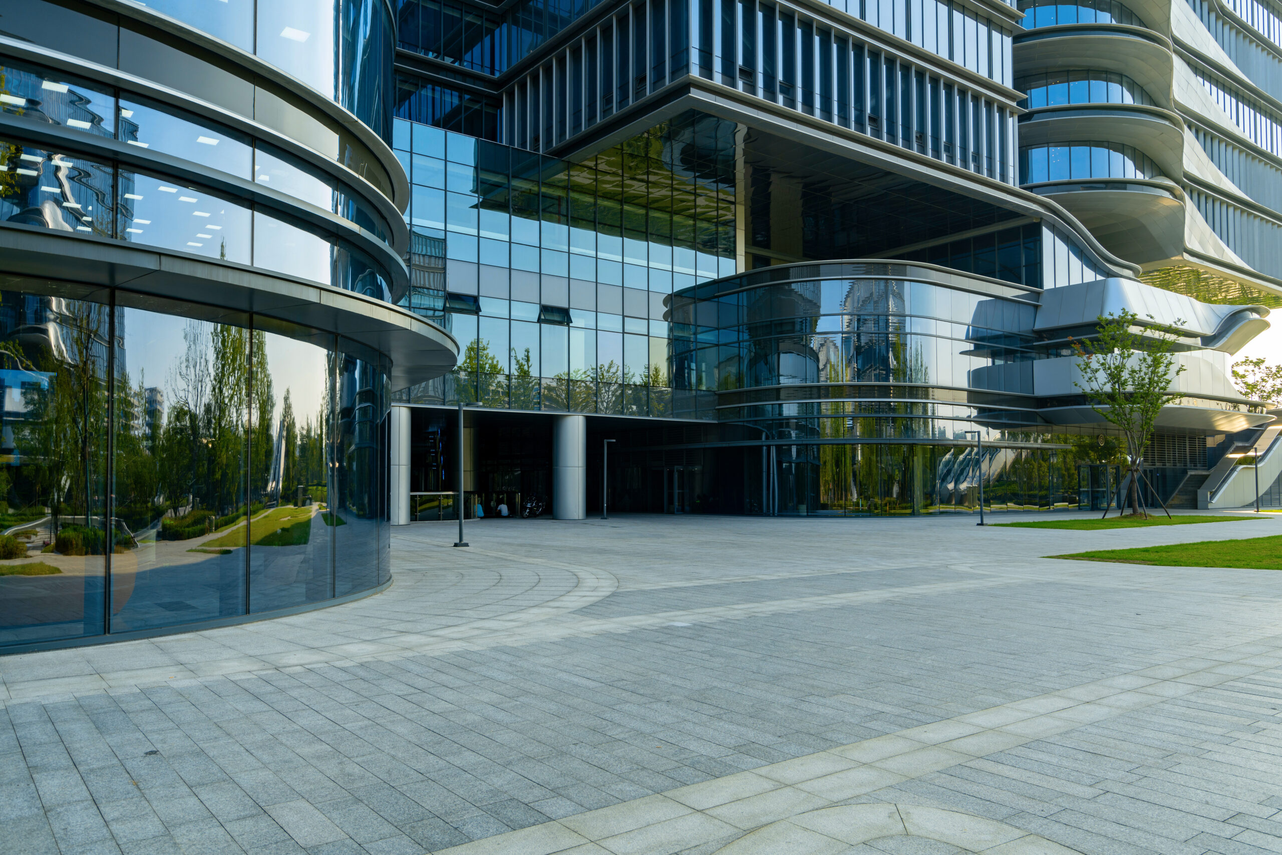 nowoczesna architektura biurowca z elewacją ze szkła